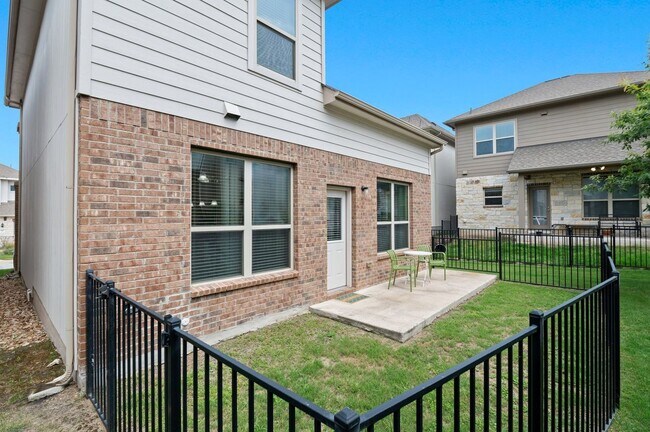 Building Photo - 2105 Town Centre Dr