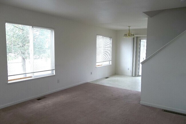 Building Photo - 3301 Saratoga St