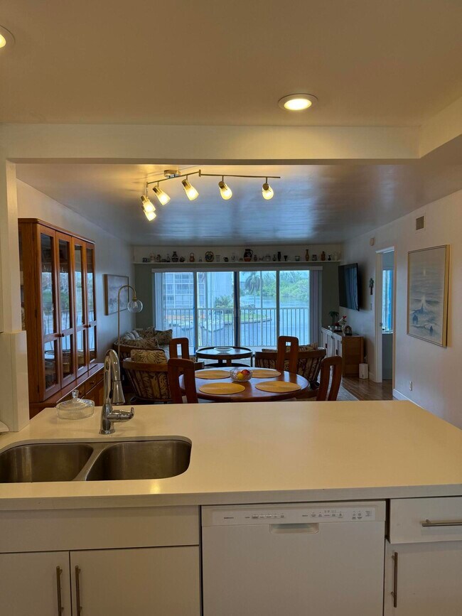 Building Photo - 1537 E Hillsboro Blvd