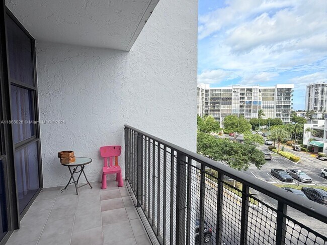 Building Photo - 800 Parkview Dr