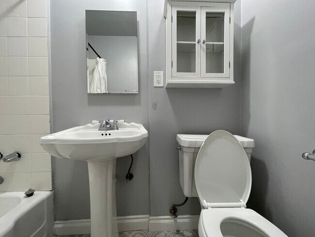 Building Photo - Luxurious Lake Balboa Home with Athletic A...