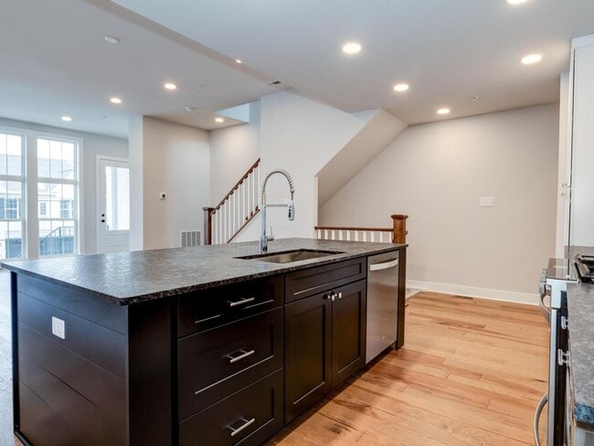 Building Photo - LUXURY  TOWNHOME FOR LEASE