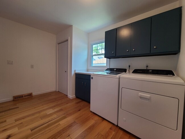 Building Photo - 3-bedroom, 2-bathroom home located in beau...
