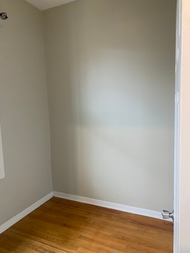 Building Photo - 858 N Ashland Ave