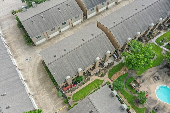 Building Photo - 9850 Pagewood Ln