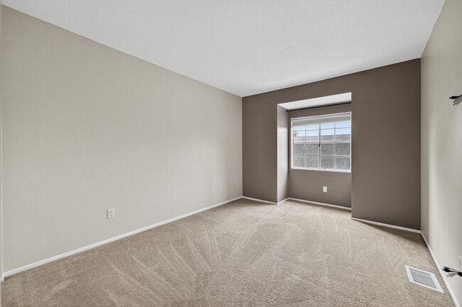 Building Photo - Spacious 3-Bedroom Townhome in Orangethorp...