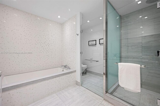 Building Photo - 16901 Collins Ave