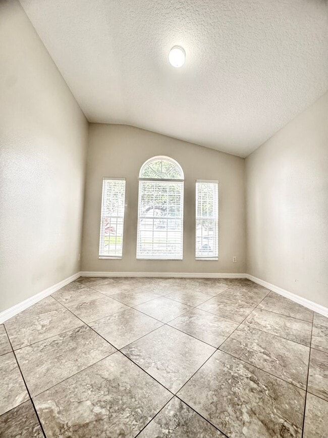 Building Photo - Beautifully Updated 4/3, Gated Community, ...
