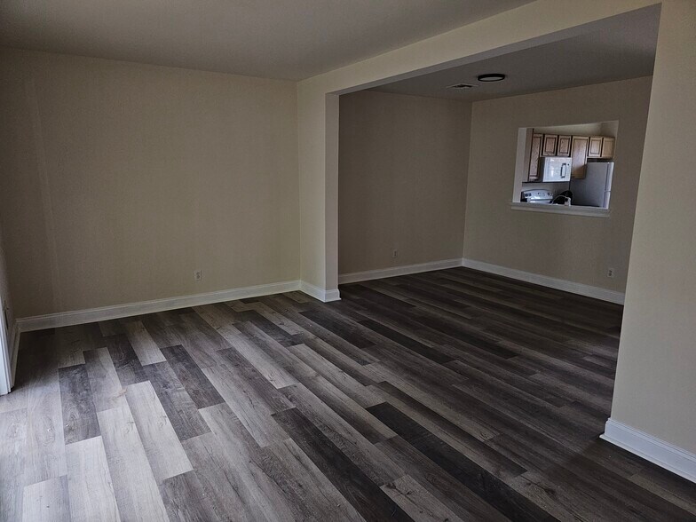 Building Photo - 17 Troy Ln