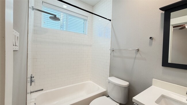 Building Photo - 605 Bayou St