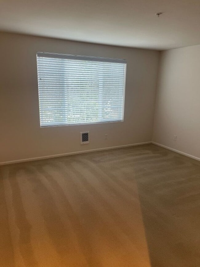 Building Photo - 3bd/2.5ba Lynnwood Townhome