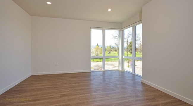 Building Photo - Pool-View Ground Floor Flat - Available Mid May