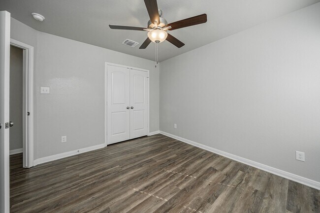 Building Photo - Your perfect escape from the hustle and bustle!