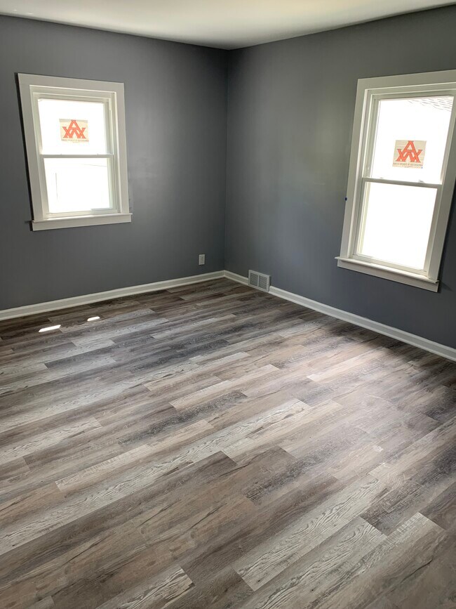 Building Photo - 447 Country Club Dr