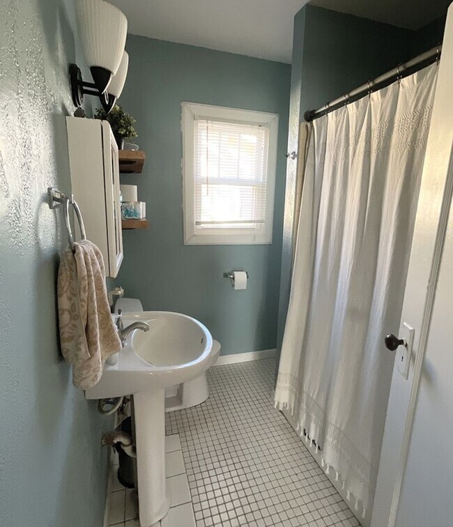 Building Photo - COLLEGE PRE-LEASING