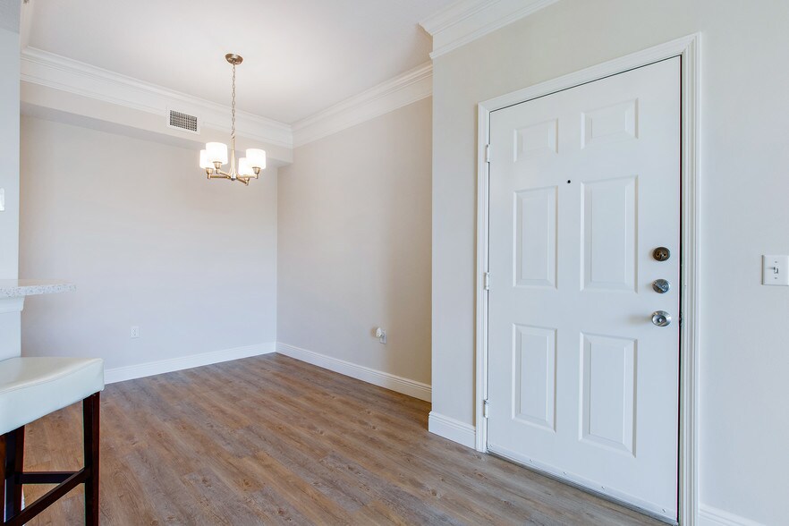 Building Photo - 9210 Myrtlewood Cir W