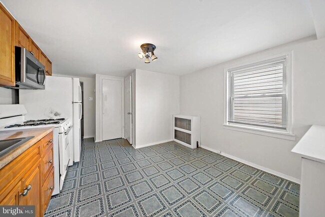 Building Photo - 625 Catharine St