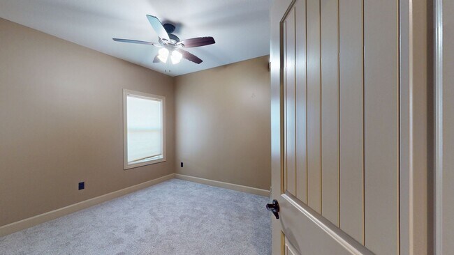 Building Photo - Townhome in Savannah schools!