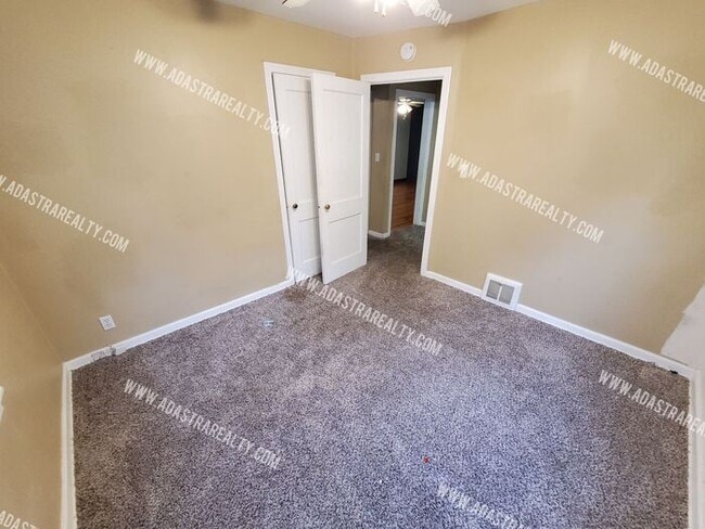 Building Photo - 2 Bedroom Waldo Charmer!!-Available in AUG...