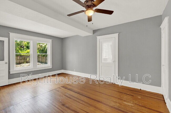 Building Photo - 611 S Grove St