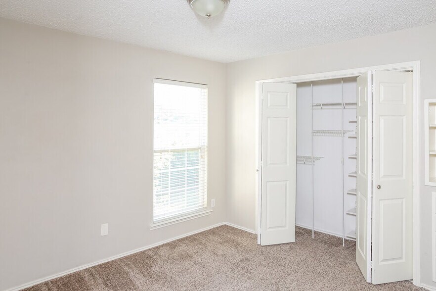 Building Photo - 1521 Lincolnshire Way