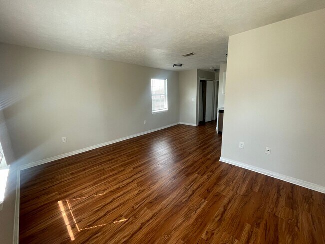 Building Photo - 575 Dexter Dr