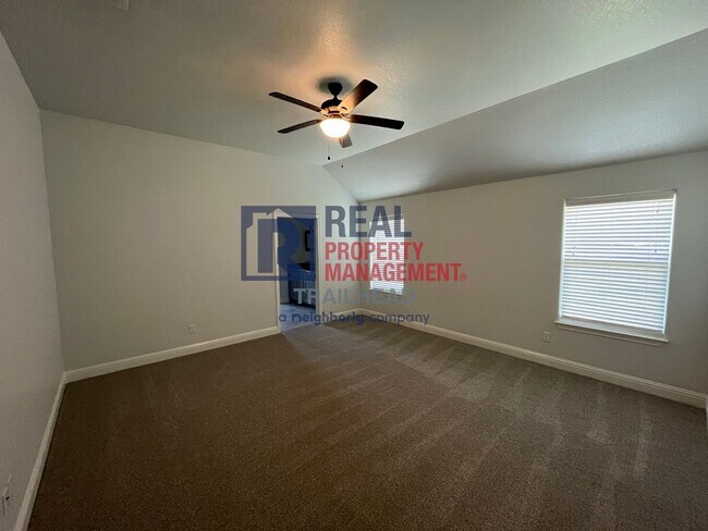 Building Photo - Amazing 3 Bed 2 Bath Home in Gated Lakesid...