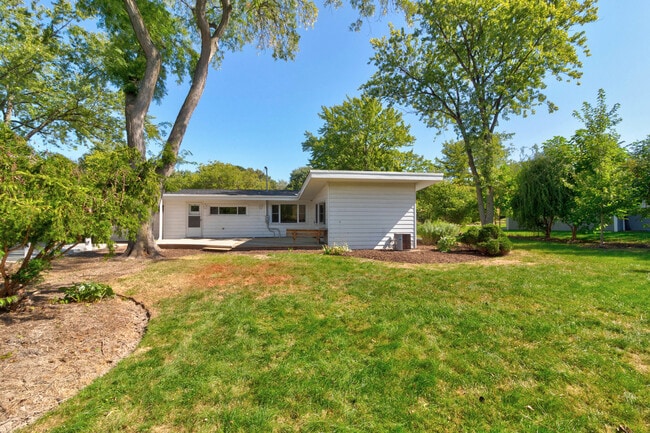 Building Photo - 334 Russet Ln