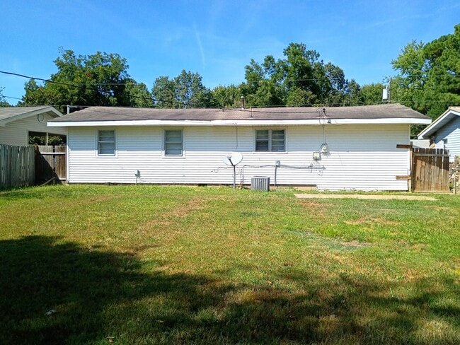 Building Photo - Cute 3Bed/1Bath house with fenced backyard