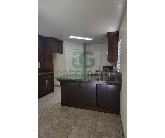 Building Photo - 2428 Woodvale Dr