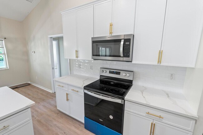 Building Photo - 24 Lakecliff Dr