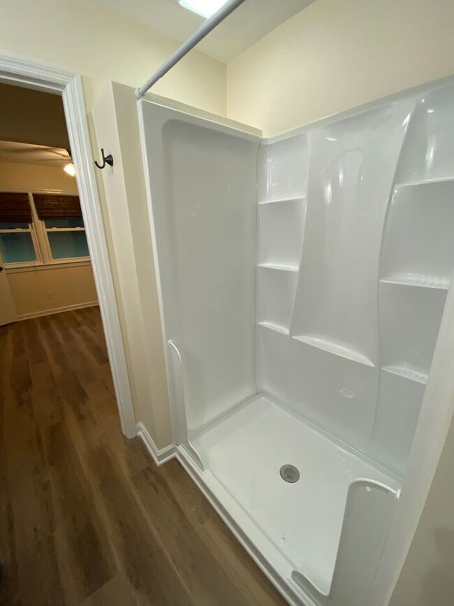 Building Photo - Cottage home, 5 minutes to Wrightsville Be...