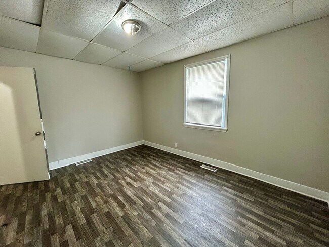 Building Photo - 3 Bedroom Available!!