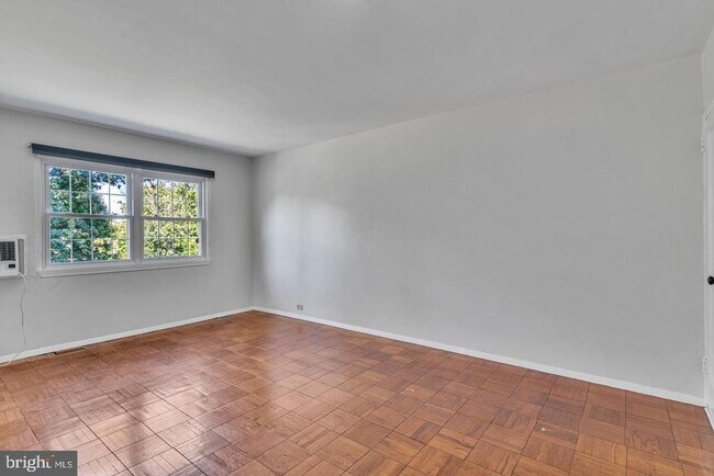 Building Photo - 3316 Valley Dr