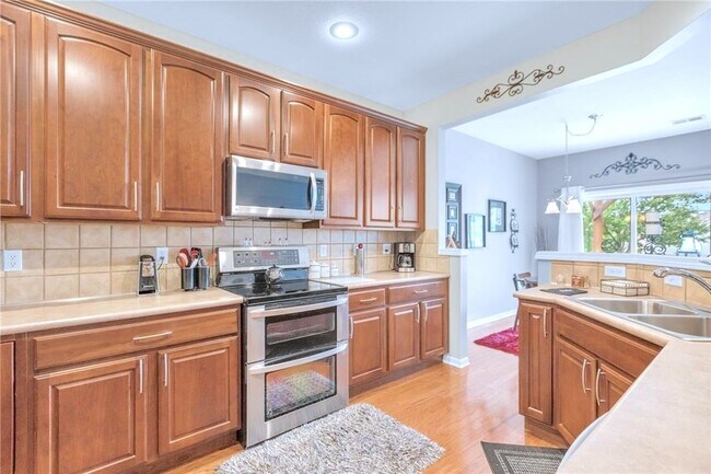 Building Photo - 9002 Meadow View Dr