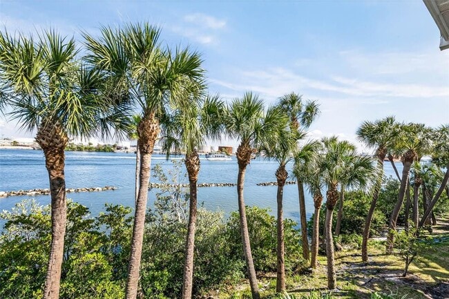 Building Photo - 924 Hemingway Cir