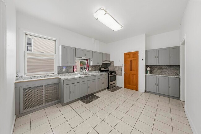Building Photo - 1307 10th St