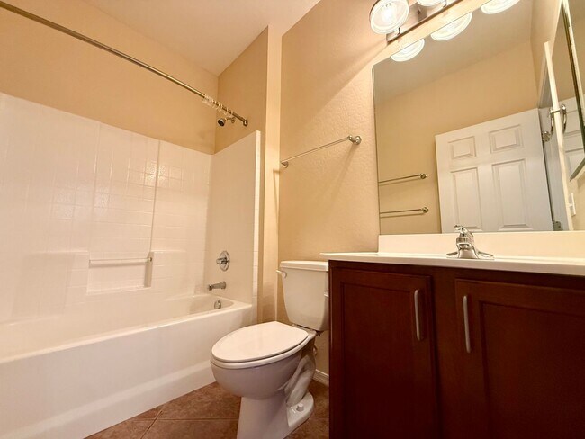 Building Photo - Amazing townhome in Quailwood
