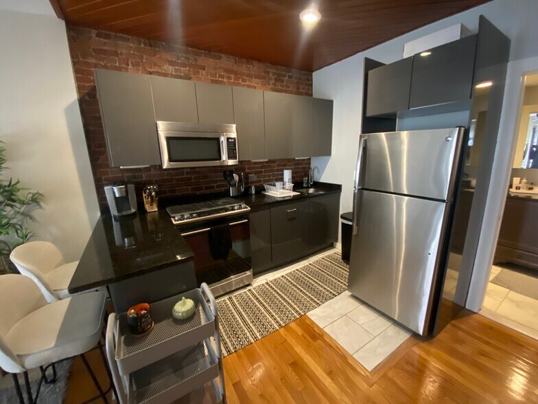 Primary Photo - 210 Hemenway St