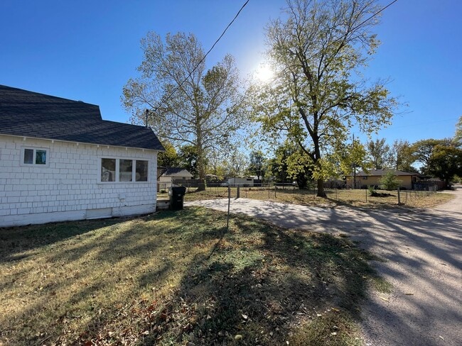 Building Photo - Clean 2 Bedroom 1 Bath House