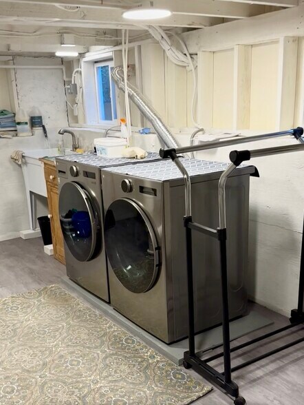 Building Photo - 729 NE Shaver St