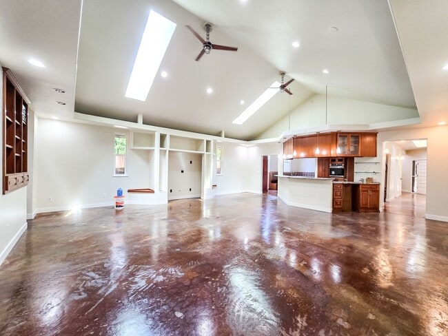 Building Photo - Spacious 3BD Rambler