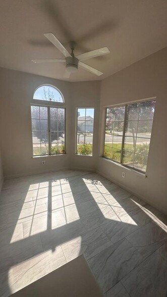 Building Photo - 27364 Family Cir