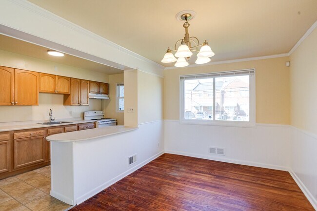 Building Photo - Charming End-Unit Townhome