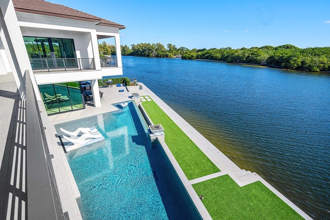 Building Photo - 2934 NE 8th Ave