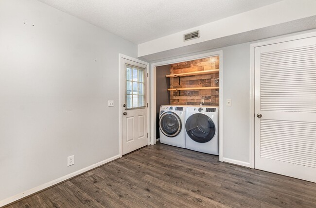 Building Photo - Cozy 2 Bedroom in Bellevue Now Available!