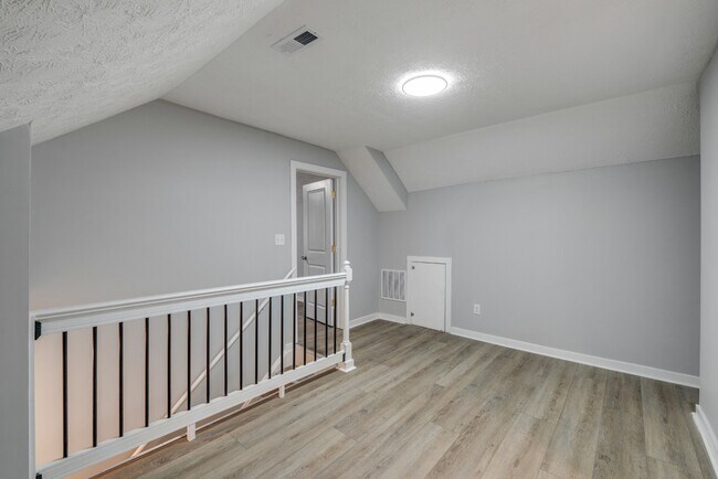 Building Photo - 2224 N Kenwood Ave