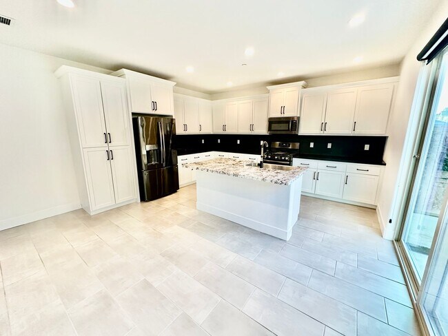 Building Photo - Newly Built 3/2.5 Home in Tesoro Viejo Community