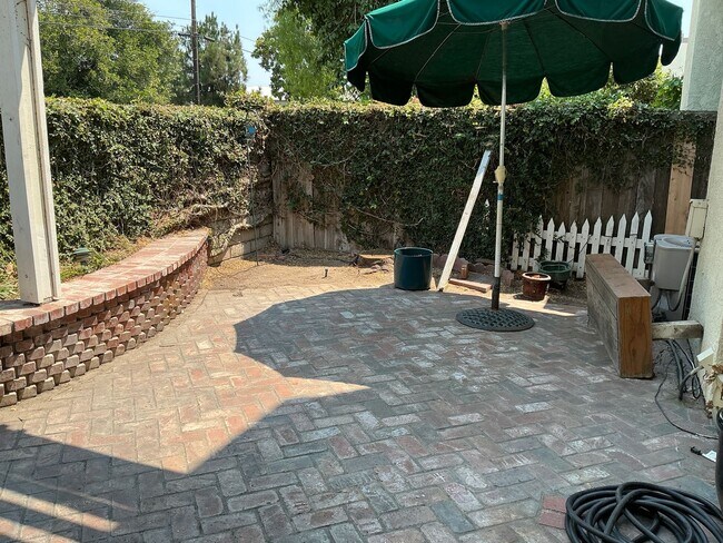 Building Photo - FOR LEASE 3 BEDROOM 2.5 BATH 2 Story Condo...