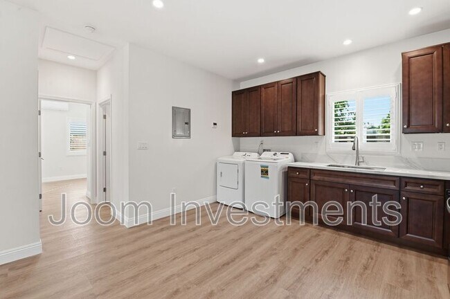 Building Photo - 9546 W Live Oak Ave